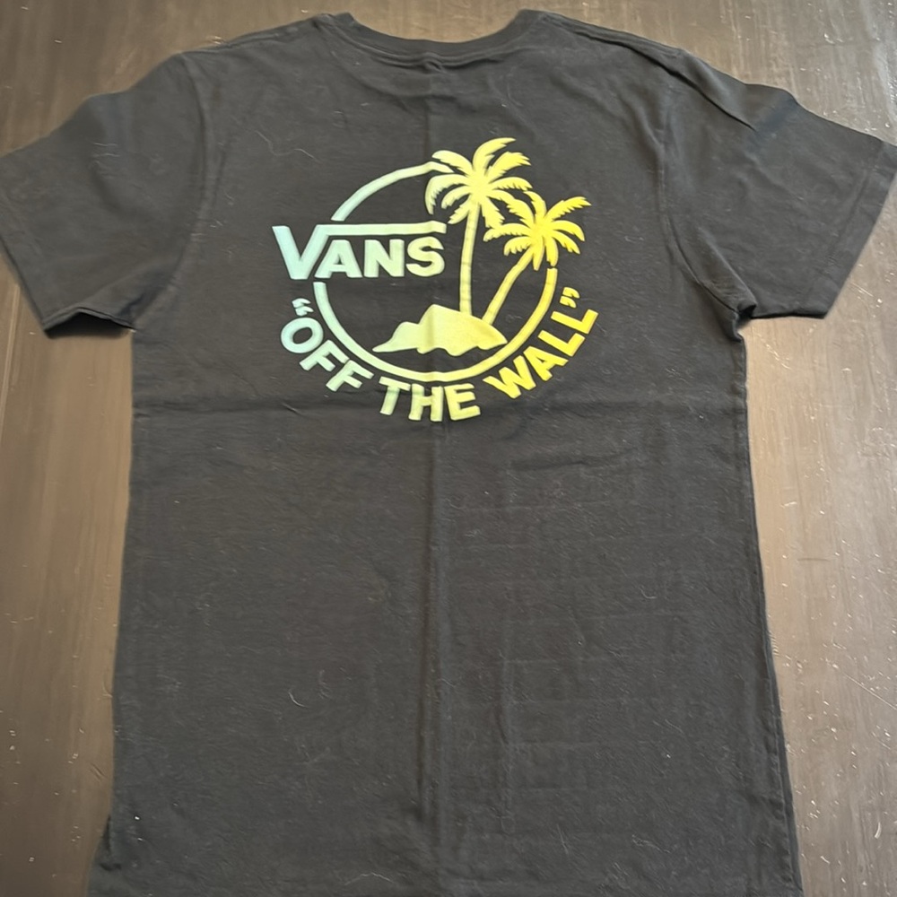 vans off the wall short sleeve classic t shirt. size small. slim fit. like new.